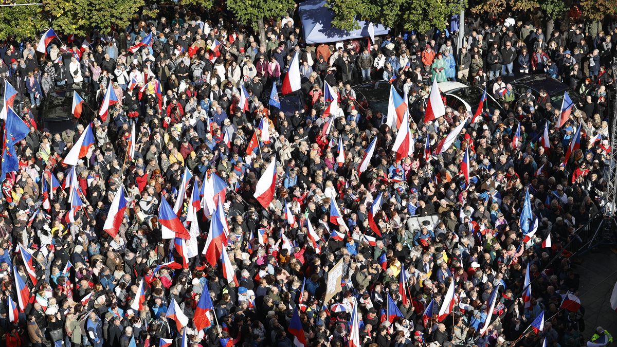 Obrazem: „Hanba, demisi!“ volaly desítky tisíc lidí na Václaváku
